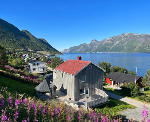 Botnhamn House | Vacation Home in Fjordgård with views of Segla and the Fjord