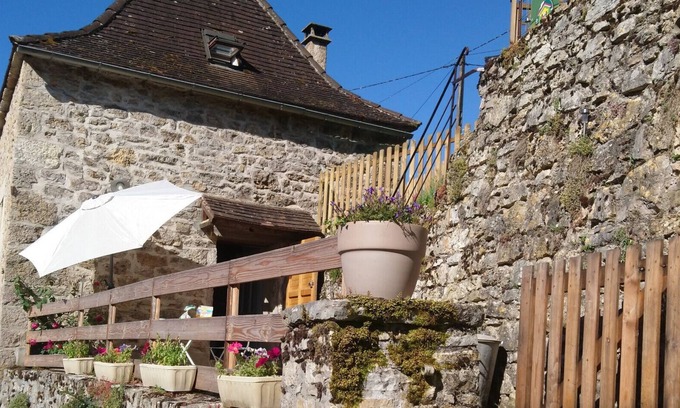 Larnagol House | Vacation Home "La Maison De Zélie" with Balcony & Private Terrace