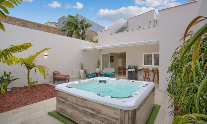 La Orotava House | Vacation Home 'Mojo Surf Yoga House' with Sea View, Private Terrace and Wi-Fi