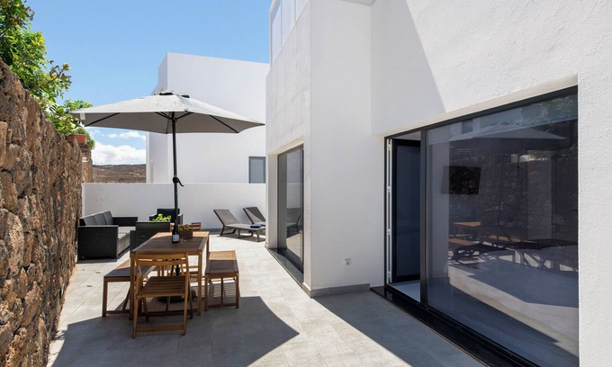 La Santa House | Vacation Home 'Noray 2' with Sea View, Wi-Fi and Air Conditioning