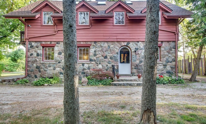 Ann Arbor House | Vacation Home Offering Country Setting. Weddings not allowed.