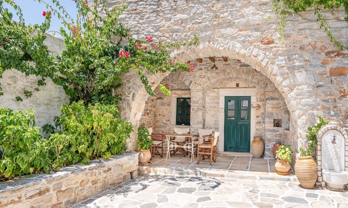 Filoti House | Vacation Home "Zeus House" with Mountain View, 2 Private Terraces & Wi-Fi
