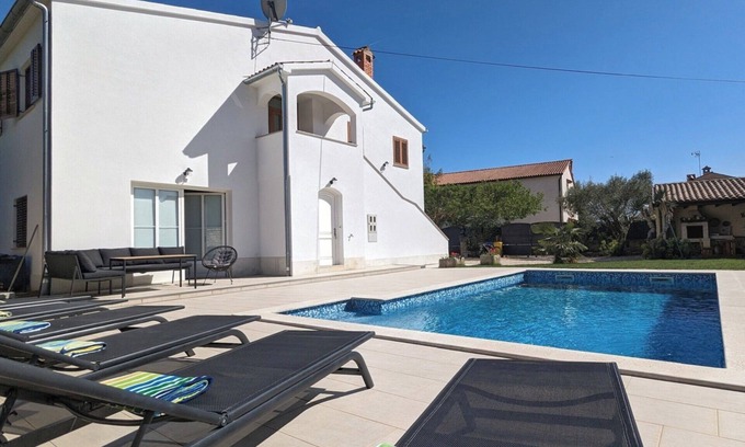 Bale House | Vacation house with pool in medieval Bale