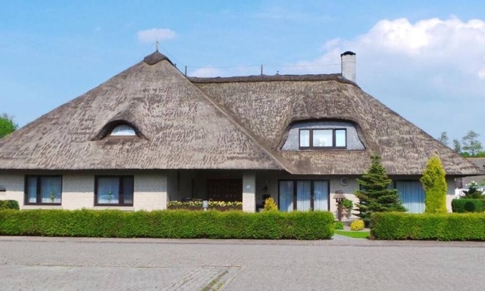 Berumerfehn Apartment | Vacation in a thatched roof house