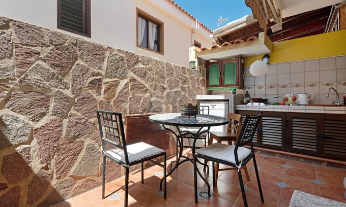 Alcala House | Vacation Rental Casa Manus with Terrace & Wi-Fi
