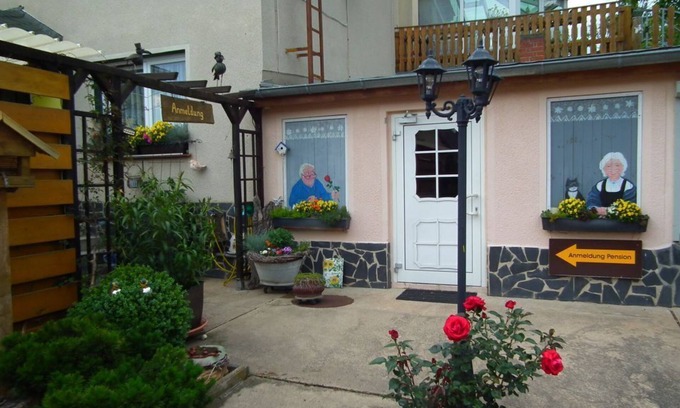Quedlinburg Apartment | Vacation room 2 persons Double bed Kitchenette 2 armchairs Table Bath/WC