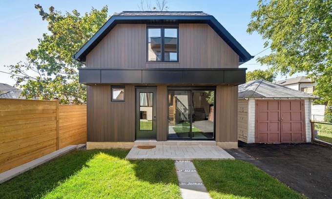 New Toronto House | Vacay By The Lake In This Cozy Garden Suite!