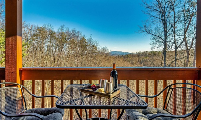 Gatlinburg - Pigeon Forge Cabin | Vacay Get Away! Mountain View! Hot Tub! Log Cabin! Conveniently Located.