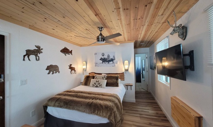 Vail Apartment | Vail - 2 Guests - Private Studio w/Queen Bed - Pet Friendly!