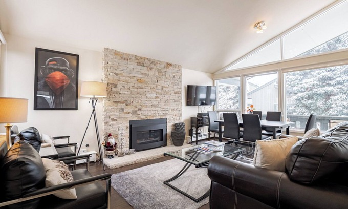 Vail Condo | Vail Luxury 2 Bed, Steps to Vail Mountain, Family Friendly, Romantic Getaway