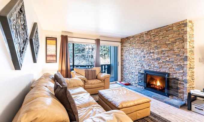 Vail Condo | Vail luxury escape- private hot tub on 2 free bus lines.Walk 2village and lifts!