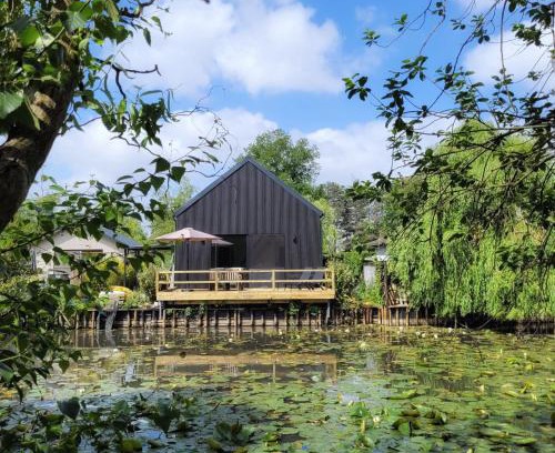 Geel House | Vakantiewoning aan het water, vissen, wandelen en genieten in de natuur