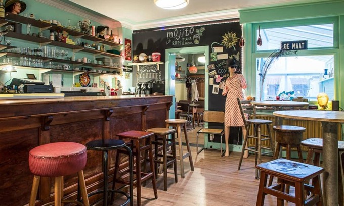 Mol House | Vakantiewoning in Mol centrum met eigen bar "CasaCuriosa"