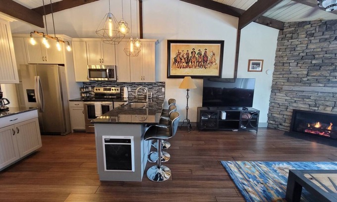 Sun Valley Apartment | Val d' Sol—Unbeatable Downtown Ketchum Location