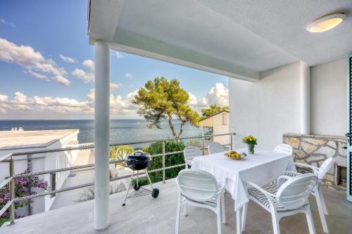 Veli Losinj Apartment | Valdarke Seaside Apartment - Happy Rentals