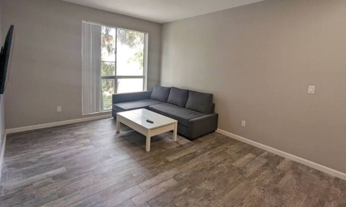 Reseda Apartment | Valerio · Cozy 1B/1B: Centrally Located