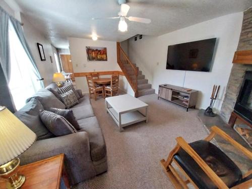 Red River House | Valley Condo 101 Creekside - End Unit - Wi-Fi - Hot Tub - Fireplace - Washer - Dryer - Playground