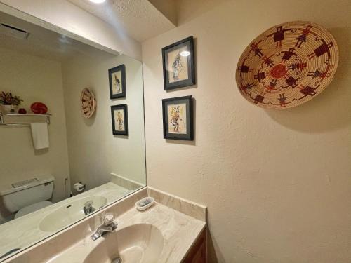 Red River House | Valley Condo 116 - Creekside - WiFi - Hot Tub - Fireplace - Washer - Dryer - Playground