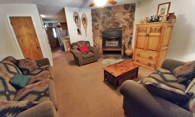 Red River House | Valley Condo 124 - Creekside - Wi-Fi - Hot Tub - Fireplace - Washer/Dryer - Gril