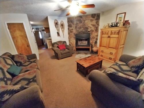Red River House | Valley Condo 124 - Creekside - WiFi - Hot Tub - Fireplace - Washer - Dryer - Playground