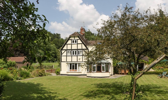 Devizes House | VALLEY HOUSE, pet friendly, luxury holiday cottage in Devizes