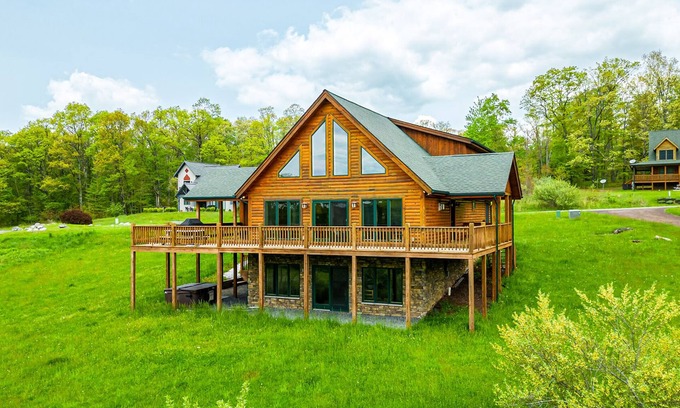 McHenry House | Valley Lodge | Stunning Log Home, On Golf Course!