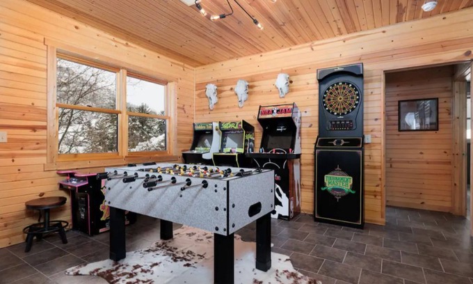 Coon Valley Cabin | Valley Lodge w/Hot Tub & Arcade.