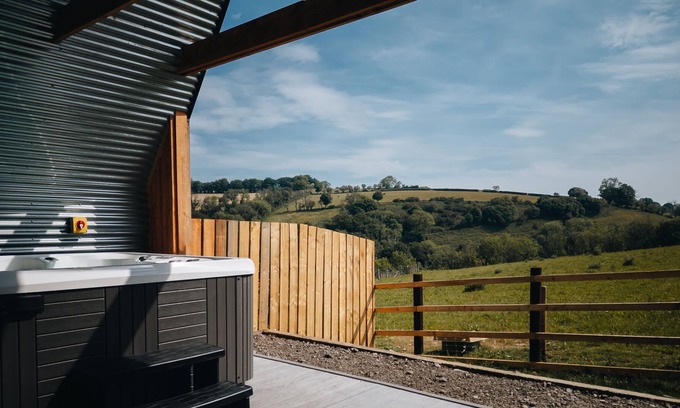 Llandysul Cottage | Valley View Hideaway - a cabin that sleeps 4 guests in 2 bedrooms