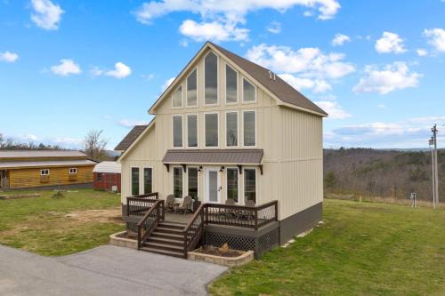 Jasper House | Valley View Retreat-Relaxing Summer Getaway