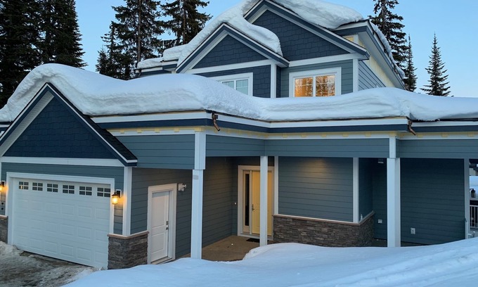 Silver Star Mountain Ski Chalet | Vantage at SilverStar Mountain Ski in Ski Out Chalet top of Silverwoods Chair