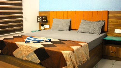 Palayam Apartment | Vantage Dew Palace by livNstay
