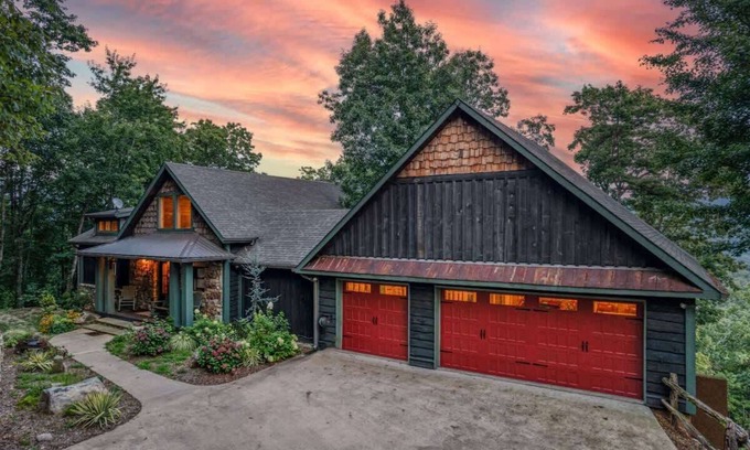 Blue Ridge Cabin | Vantage Point - Amazing Views, Hot Tub & Game Room