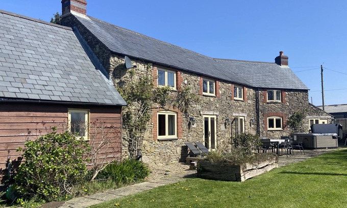 Barnstaple House | VARLEY LODGE, family friendly, with hot tub in Barnstaple