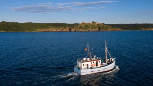 Hasle Boat Rental | Varra Water - Unique Boat Accomodation - Bornholm - Fjælstavn