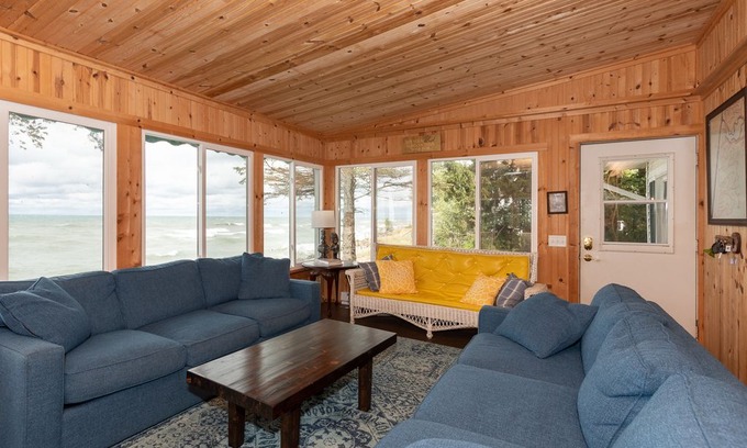 Covert House | VASHMAR Lakefront cottage in Palisades Park, Lake front w/hot tub!