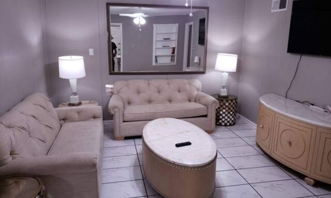 Memphis House | Vast East Memphis 12 Beds Near Elvis Presley