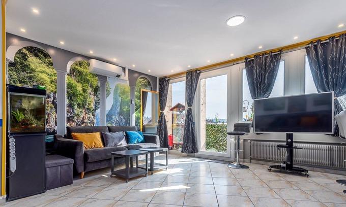 Corbeil-Essonnes Apartment | Vaste appartement d'Artiste-Peintre