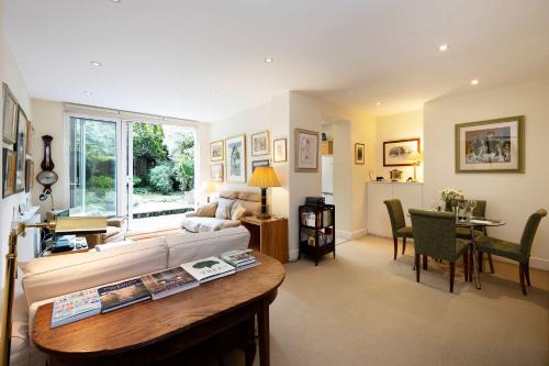 Fulham Broadway Apartment | Veeve - Artist's Oasis