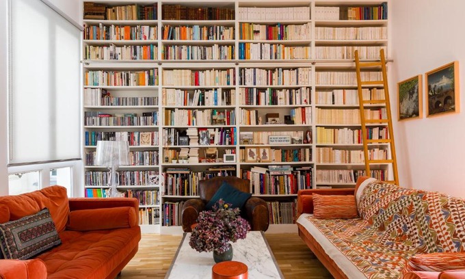 Quartier Saint-Georges Apartment | Veeve - The Library Wall