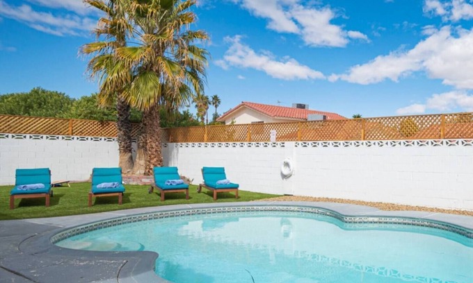 Paradise House | Vegas Luxe- 6BR & 3 BT pool/spa/bbq/golf<10min to Strip, Airport, Stadium & More