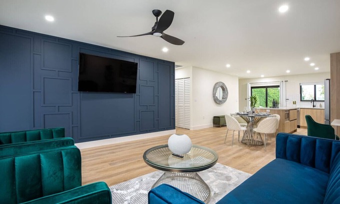 East Naples House | " Velvet Bloom " unique location 3mil to Downtown