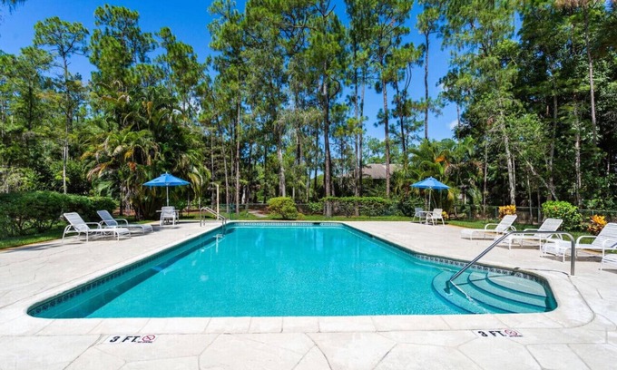 Naples Apartment | Vencia Vacation Rental. Serene Naples Retreat with Preserve Views, 2-Bed, 2-Bath Condo – Sleeps 4, Newly Renovated with Lanai and Acces to Heated Pool, Tennis Courts, BBQ Area & Other Attractions!