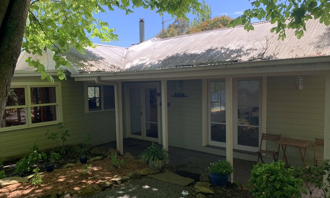 Yinnar South Cottage | Venetta Country Cottage (Butterfly Cottage) Escape to the countryside