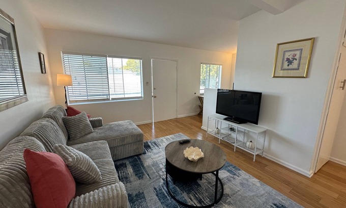Mar Vista Apartment | Venice Apartment with Parking F