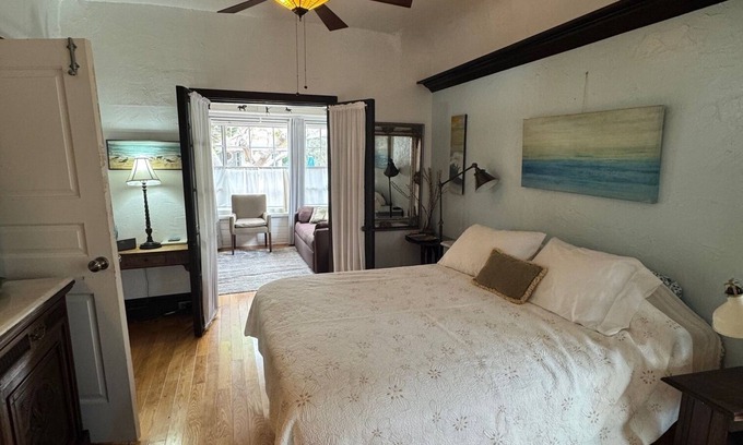 Venice House | Venice Beach original ! On walk street/first block off boardwalk