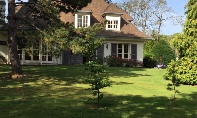 Le Touquet-Paris-Plage Villa | Very beautiful villa, edge of forest, near town center 5 bedrooms 4 bathrooms 240 m2.