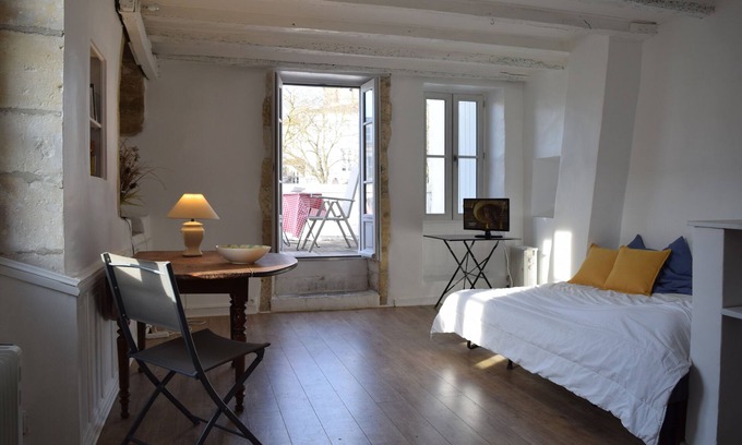 La Rochelle City Centre Apartment | very bright 26 m2 studio with large terrace, historic center of La Rochelle