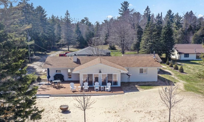 Millersburg House | Very cozy and inviting lake house on the sandy shores of beautiful Lake Huron