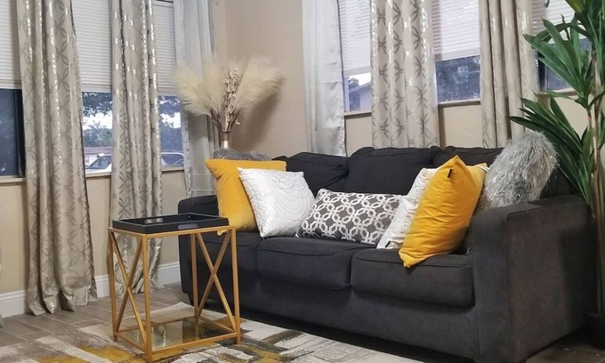 Hollywood Apartment | Very Glam Apartment 5 Miles From Hard Rock