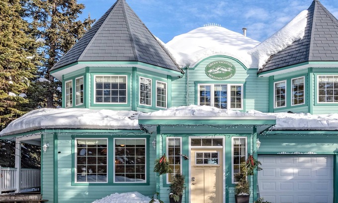 Silver Star Mountain Ski Chalet | Very Large Home with all the Bells & Whistles - Hot Tub, Laundry & Pet friendly